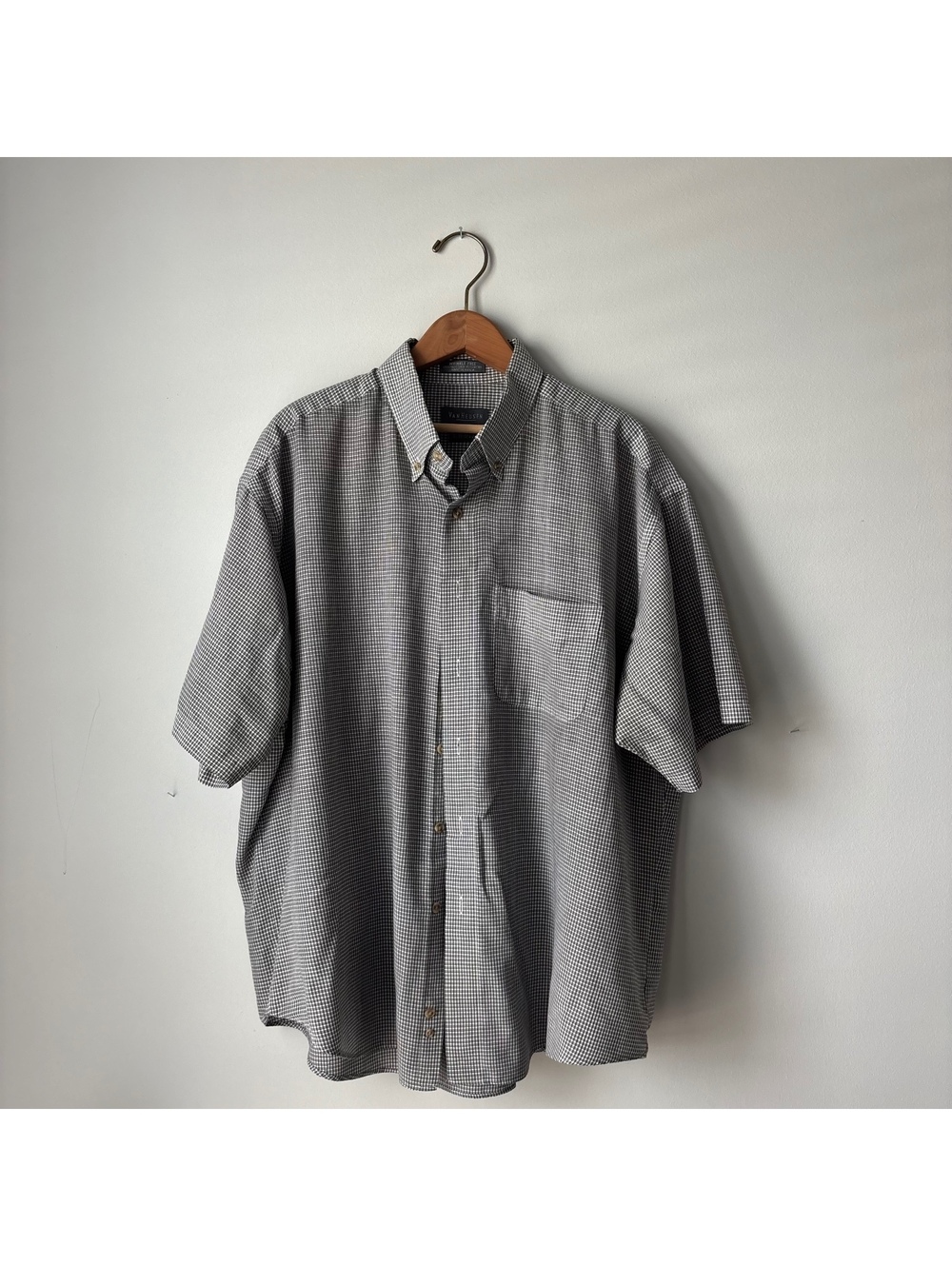 Van Heusen Short Sleeve Button Down Shirt Men's XL Gray White Check Wrinkle